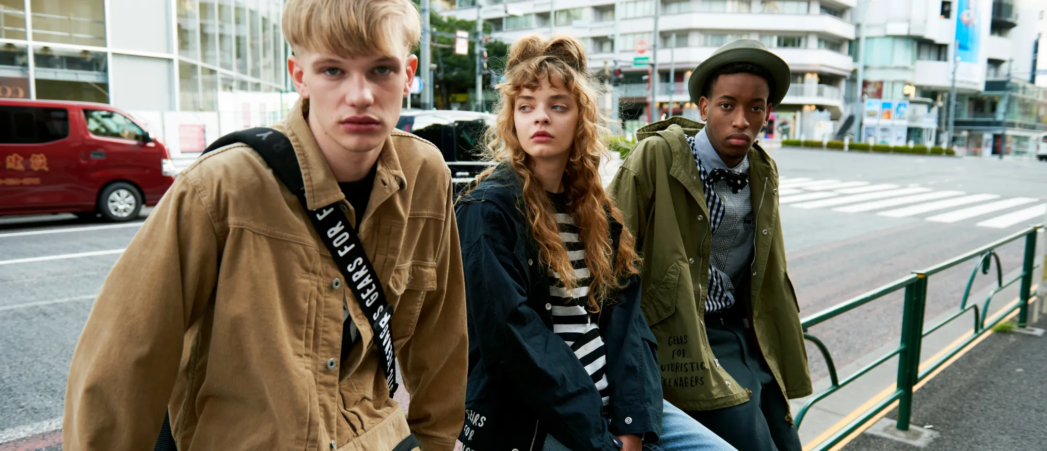 男女が並んでるシーン