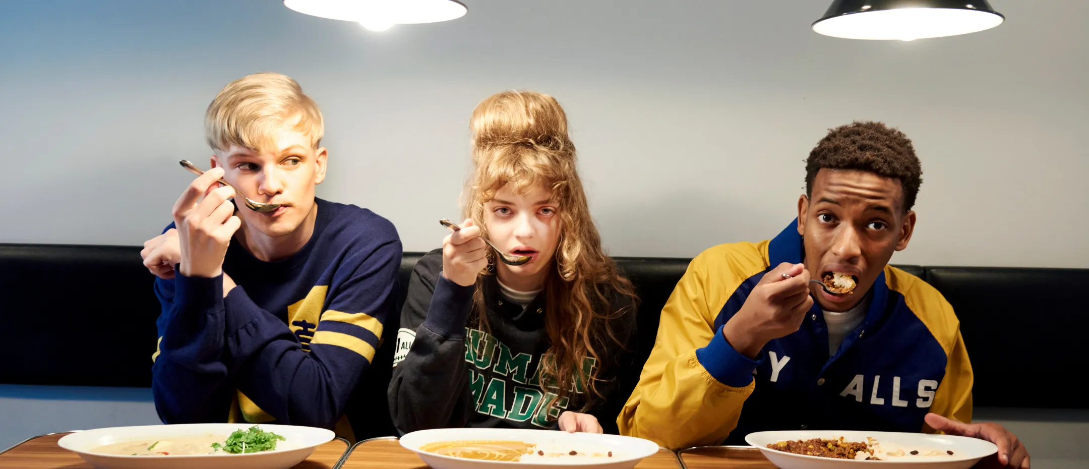 男女が並んでるシーン