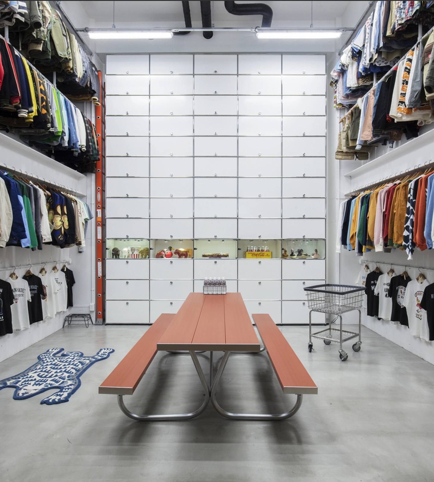 男女が本を読んでいるシーン